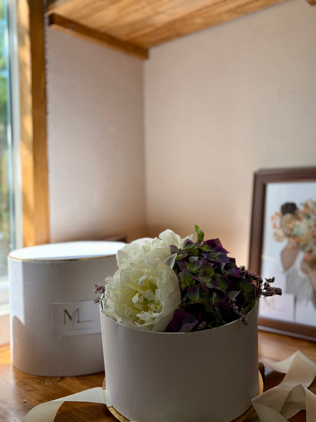 Coffret floral – fleurs naturelles mauve et blanc