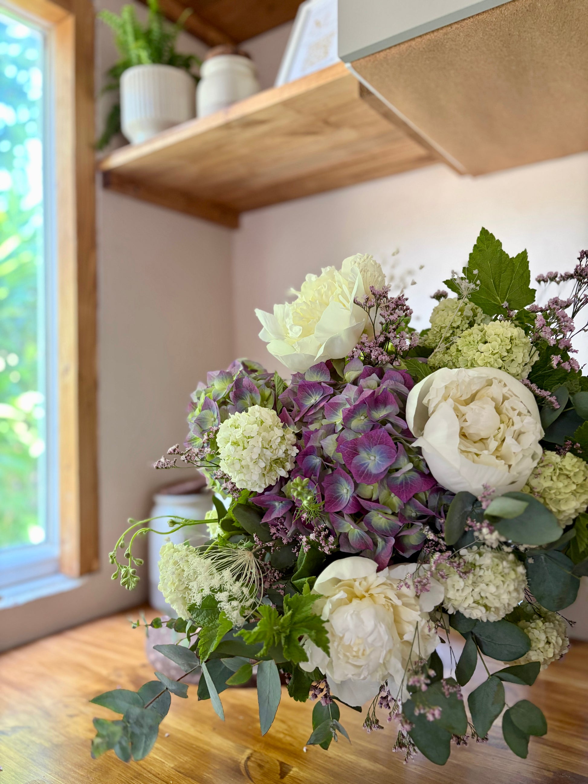 Bouquet hortensia pivoines blanc mauve