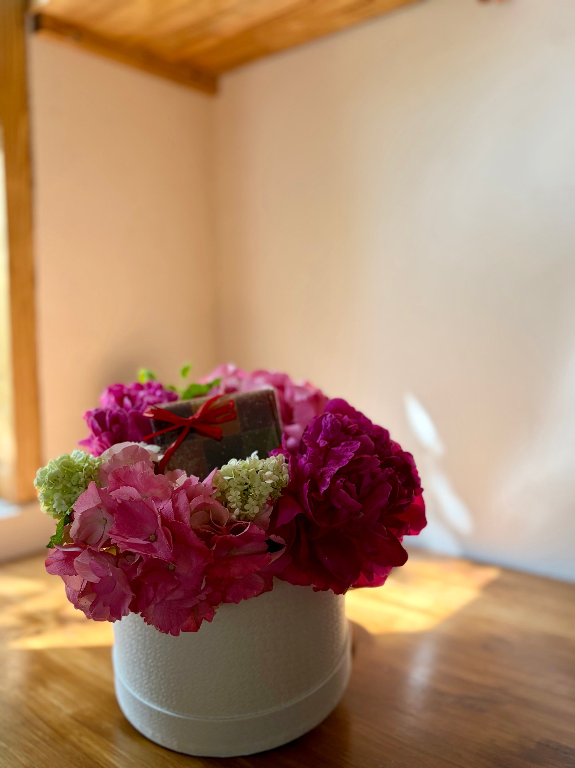 Boîte à chapeau gourmande pivoine rose et fushia
