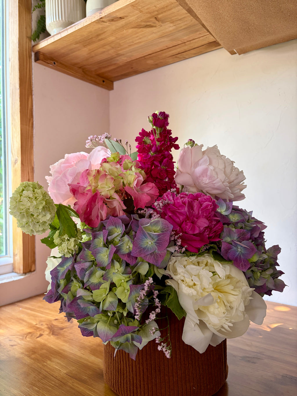 Composition florale hortensia pivoine rose et mauve