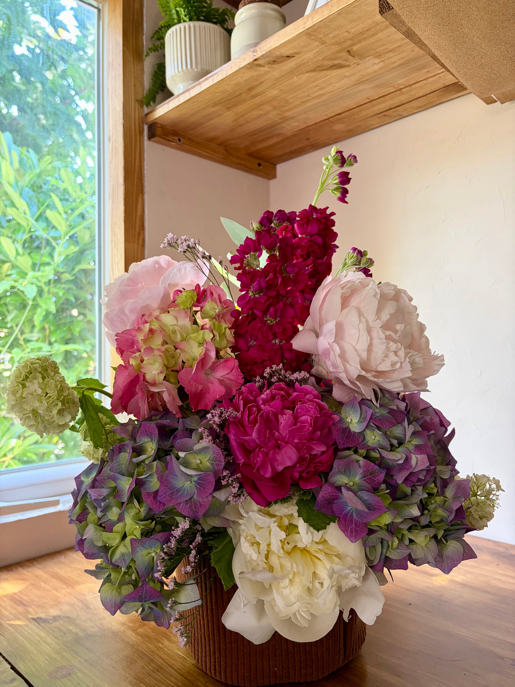 Composition florale hortensia pivoine rose et mauve